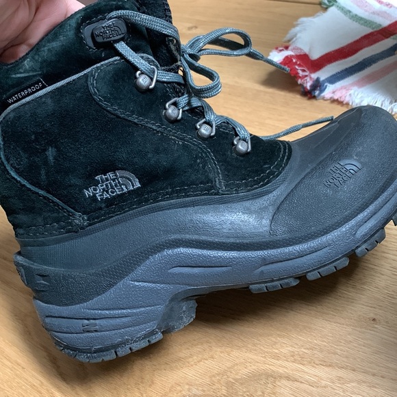 THE NORTH FACE Such a cute winter booties. - Picture 2 of 4